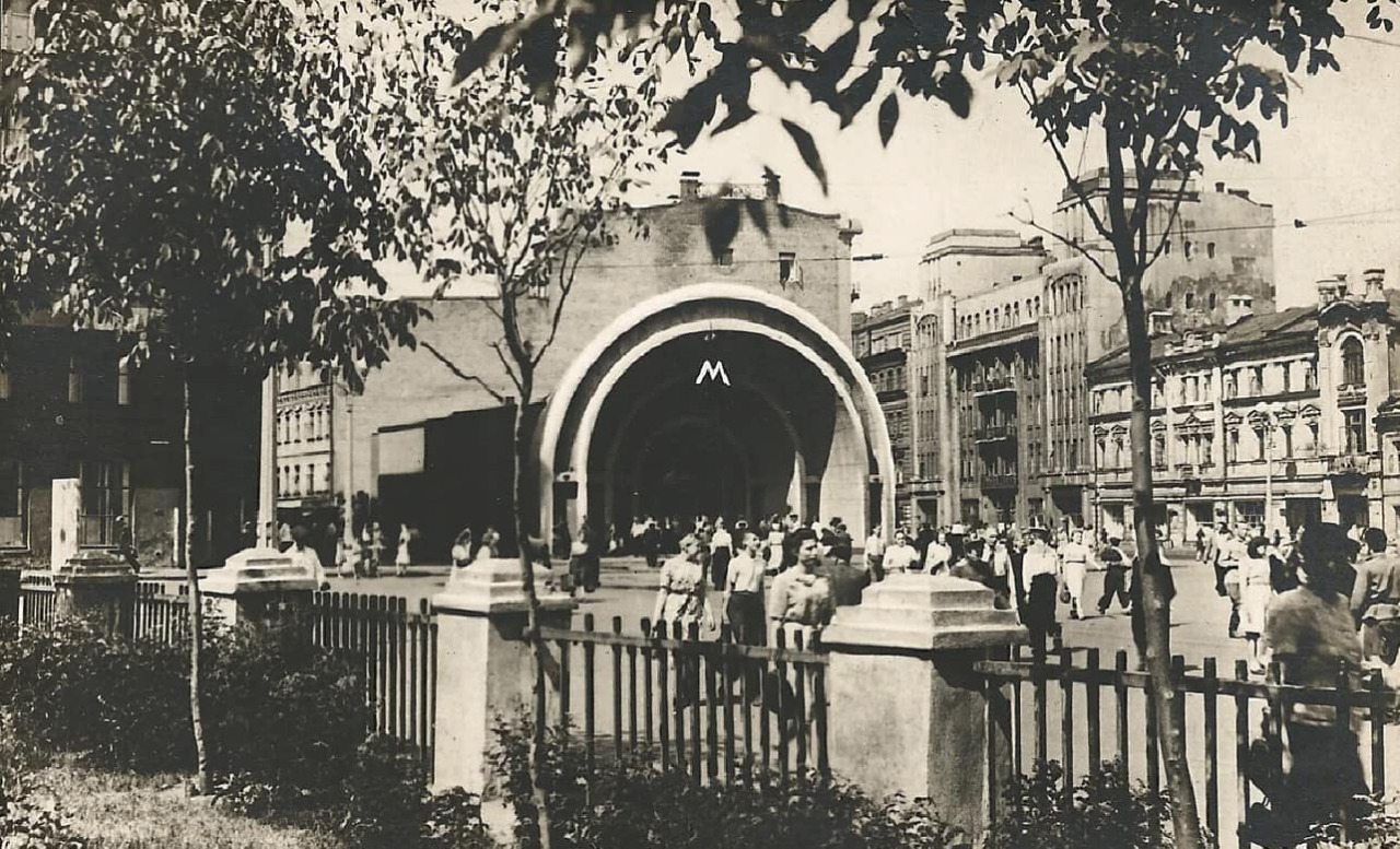 Entrance to the Krasnyye Vorota metro station in Moscow (1946)